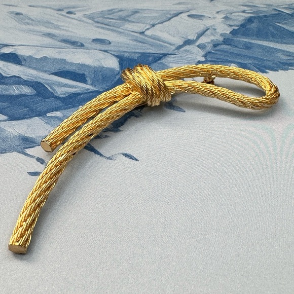 Vintage Large Christian Dior Pin Brooch Gold tone Cable Rope Knot. - Picture 2 of 9